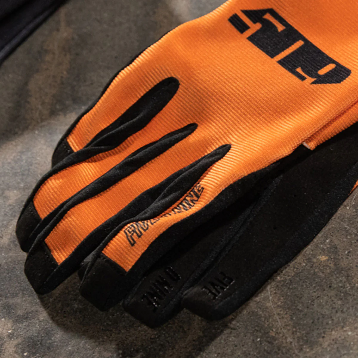 4 Low Gloves - Image 10