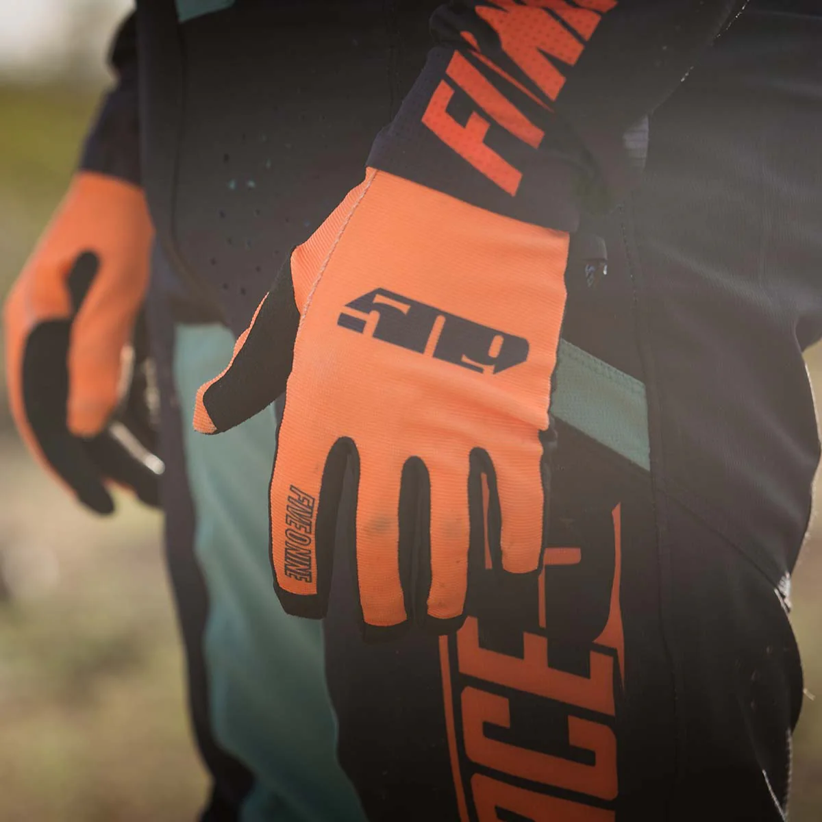 4 Low Gloves - Image 12