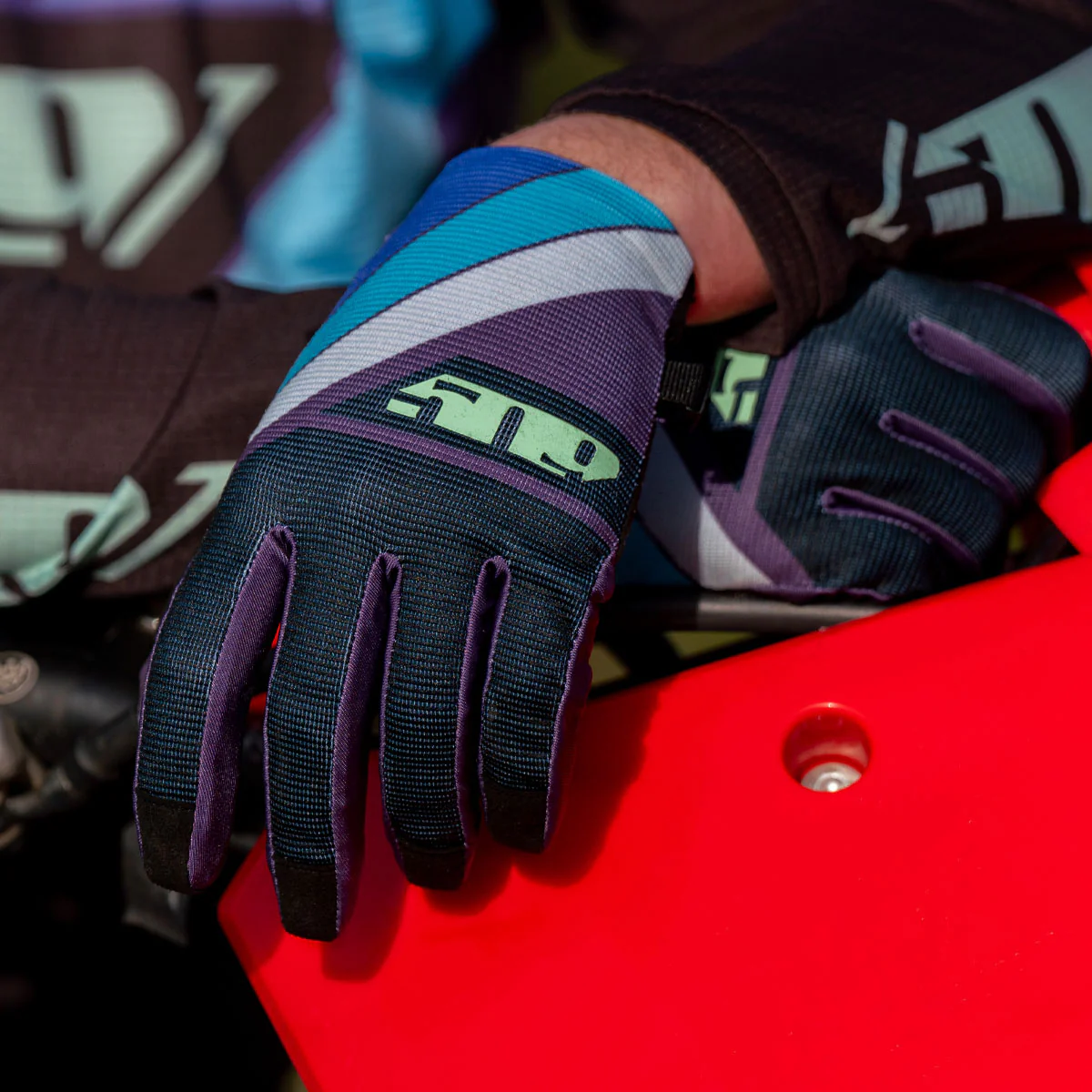4 Low Gloves - Image 16