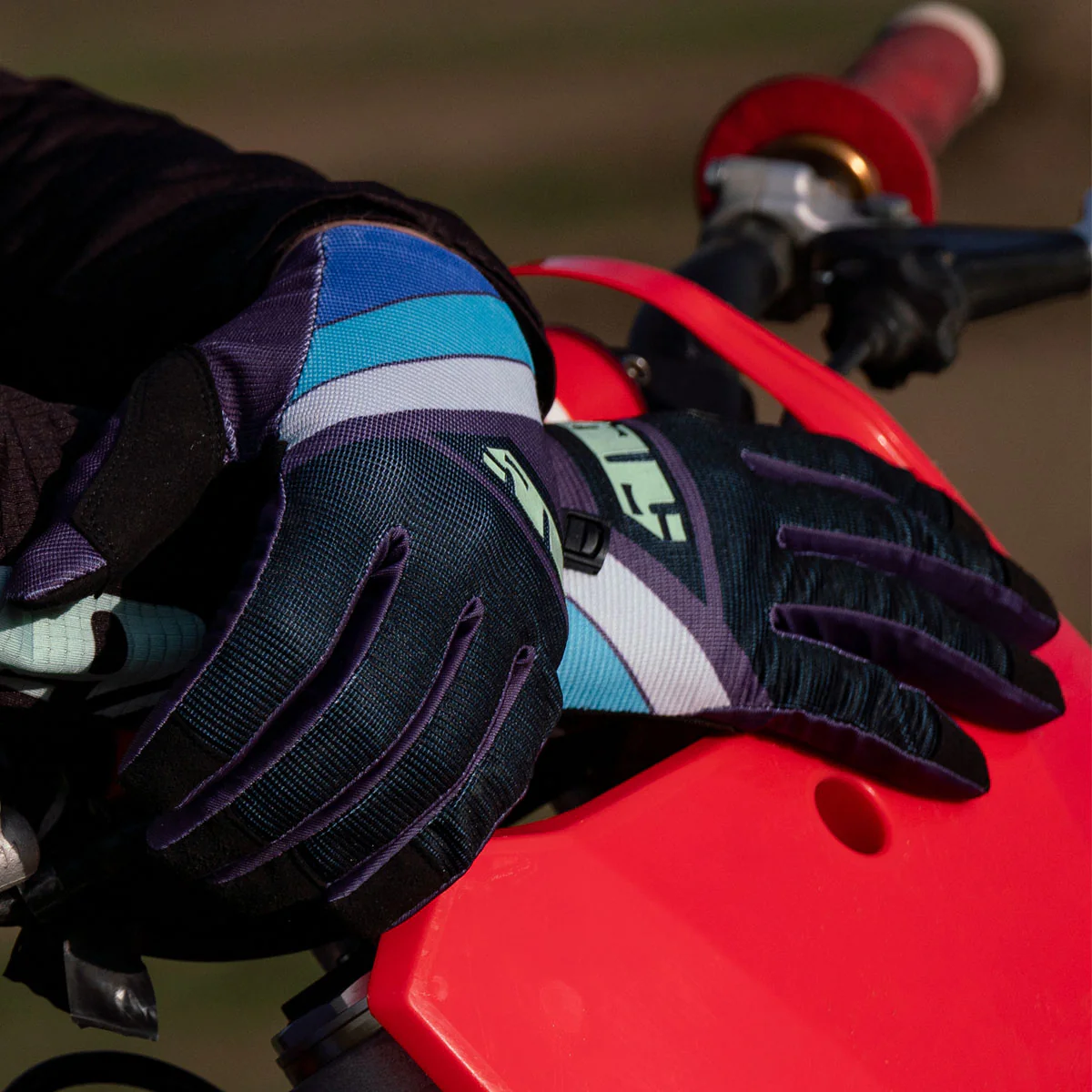 4 Low Gloves - Image 17