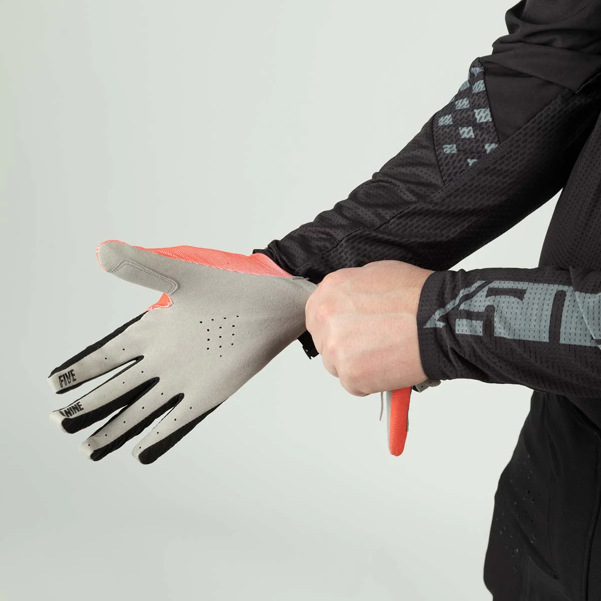 4 Low Gloves - Image 28
