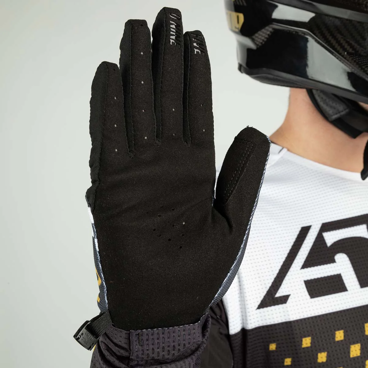 4 Low Gloves - Image 33