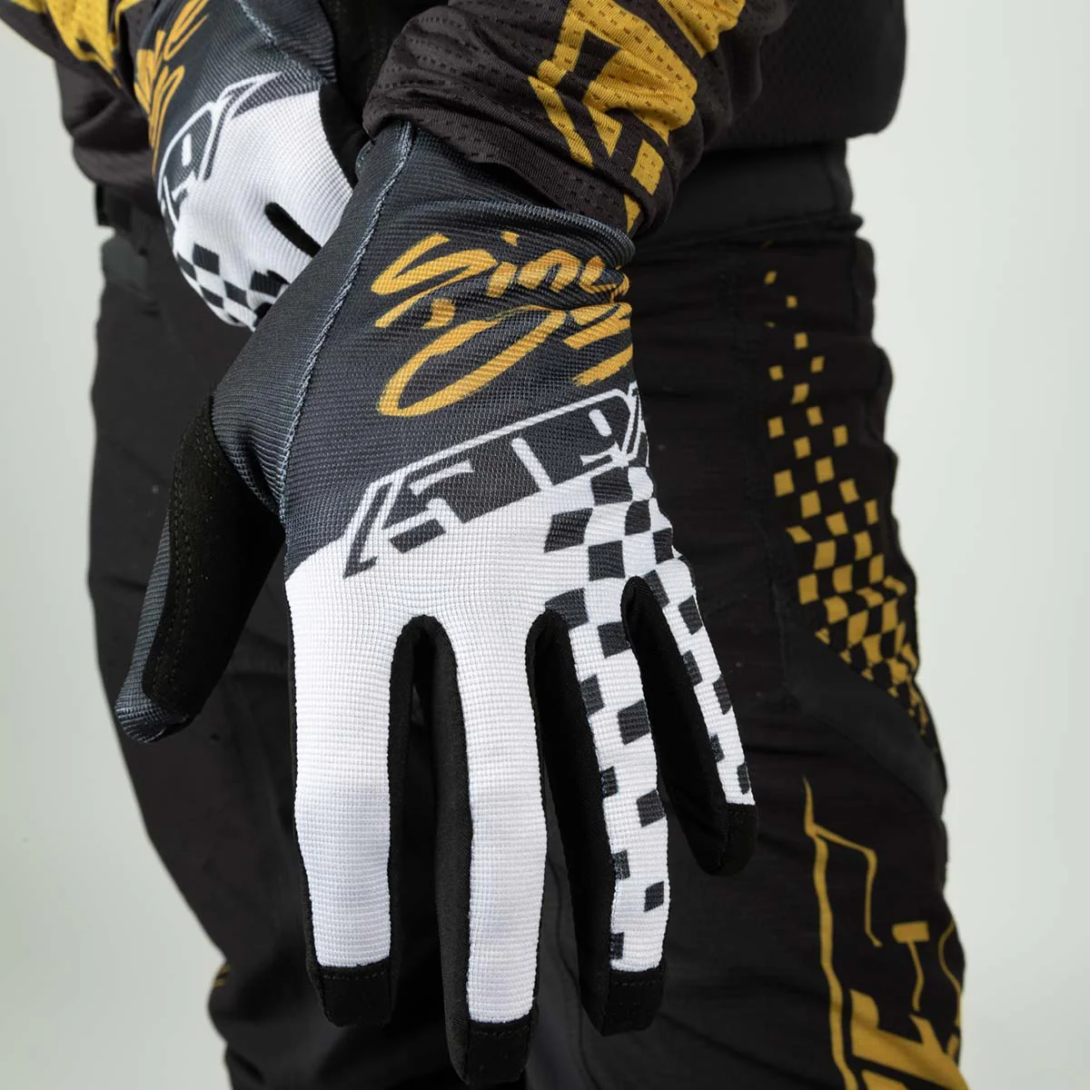 4 Low Gloves - Image 34