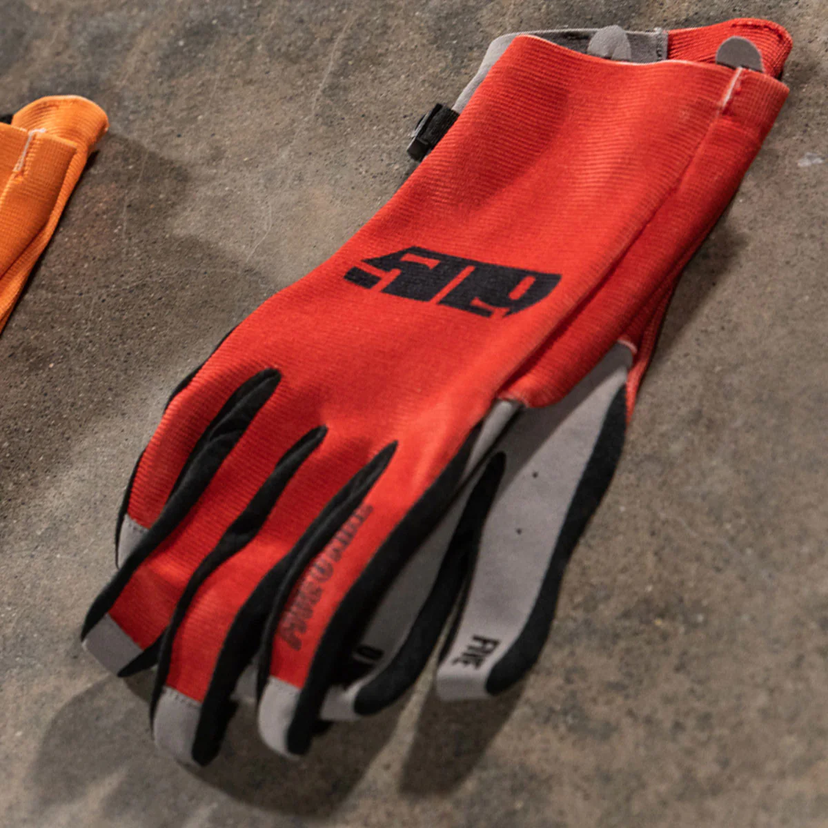 4 Low Gloves - Image 4