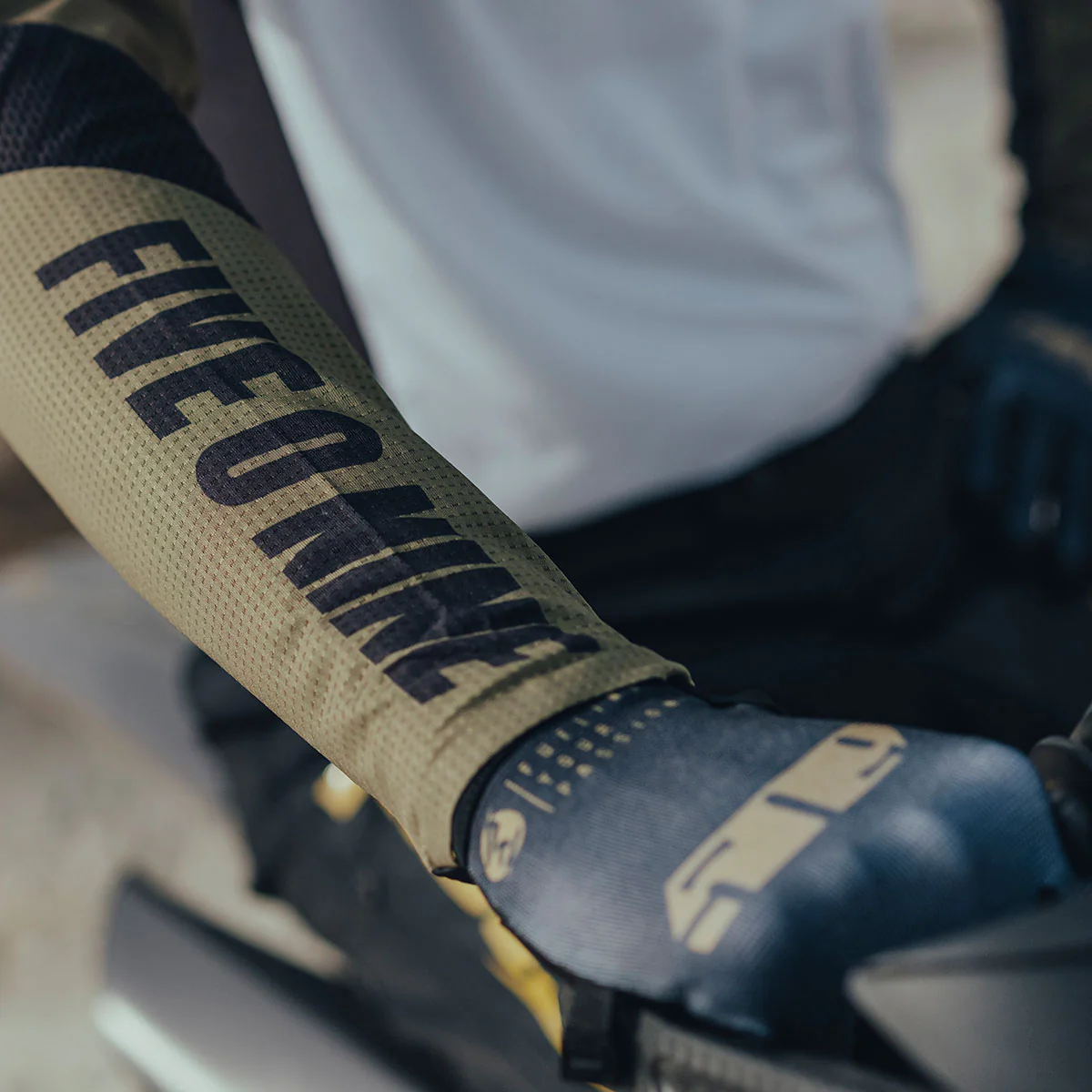 Low 5 Gloves - Image 13