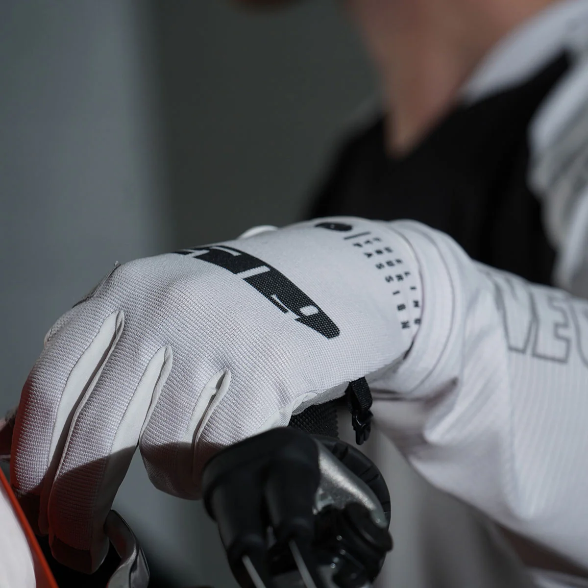 Low 5 Gloves - Image 4